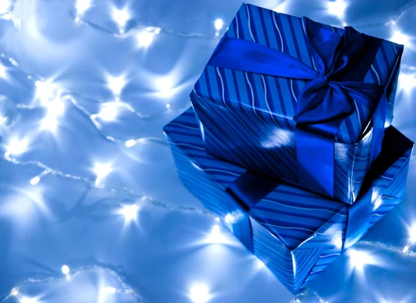 Caixas de presentes e guirlanda — Fotografia de Stock