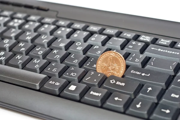 Coin on keyboard — Stock Photo, Image
