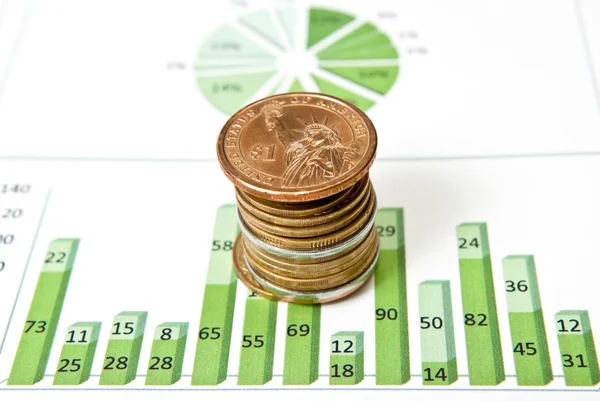 Münzen und grünes Diagramm — Stockfoto