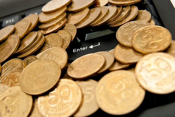 Монеты на клавиатуре — стоковое фото