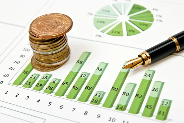 緑のグラフ、硬貨およびペン — Stockfoto