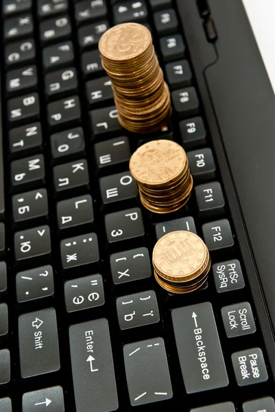 Monede pe tastatură — Fotografie, imagine de stoc