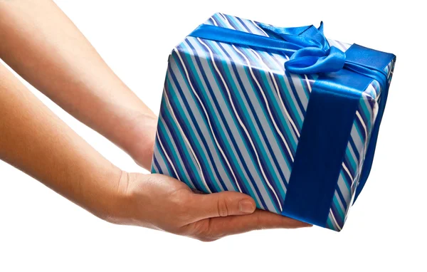 Blaues Geschenk in Menschenhänden — Stockfoto