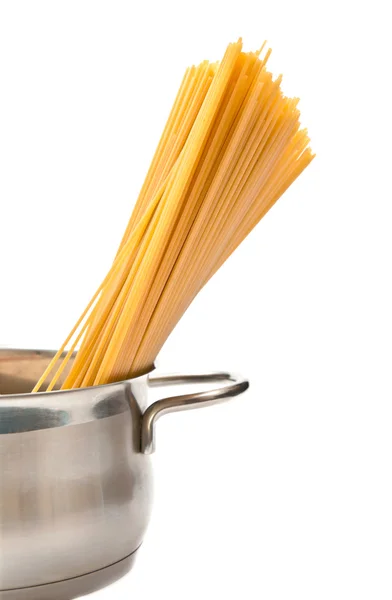Спагетти в кастрюле — стоковое фото
