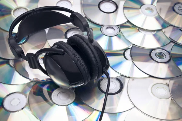 CDs φόντο και ακουστικά — Φωτογραφία Αρχείου