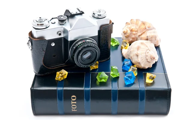 Камера и фотоальбом — стоковое фото