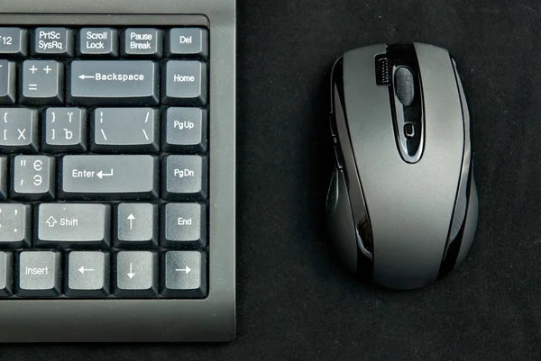Чёрная клавиатура и мышь — стоковое фото