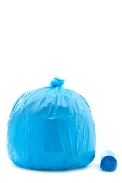 Beyaz Bir Arka Plan Üzerinde Izole Mavi Çöp Torbası Bağlı — Stok fotoğraf