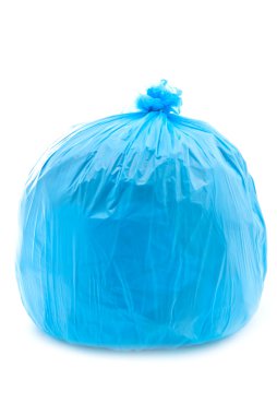 Beyaz bir arka plan üzerinde izole mavi çöp torbası bağlı