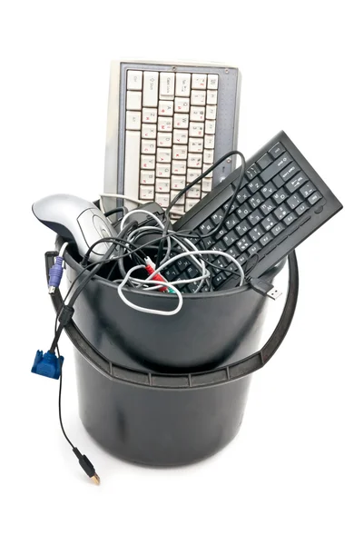 Pełne Śmieci Komputera Używanego Sprzętu Klawiatury Kable Białym Tle — Zdjęcie stockowe