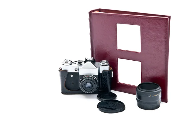 Vinobraní Fotoaparát Červené Fotoalbum Izolované Bílém — Stock fotografie