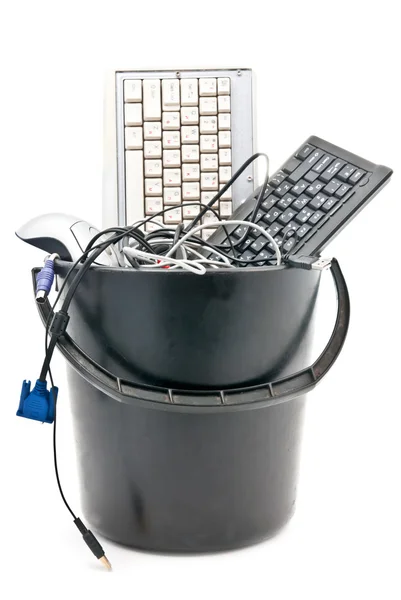 Plný Koš Použitého Počítačového Hardwaru Klávesnice Myš Kabely Izolovaných Bílém — Stock fotografie