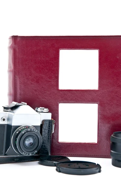 Câmera retrô e álbum vermelho — Fotografia de Stock