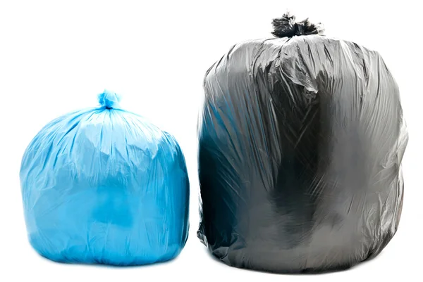 绑孤立在白色背景上的黑色和蓝色垃圾袋 — 图库照片