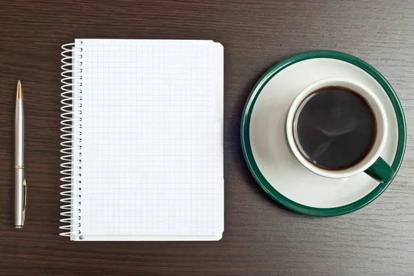 Ноутбук, ручка и кофе — стоковое фото