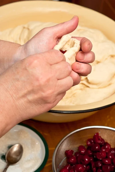 Dokonywanie wiśnia Torty — Zdjęcie stockowe