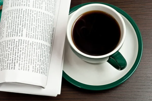 Gorąca kawa i gazeta — Zdjęcie stockowe