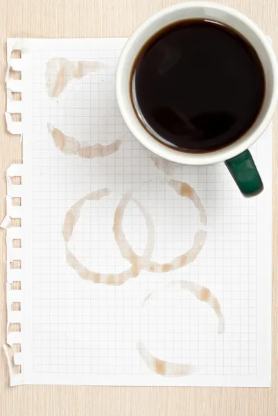 Kaffe ring på papper — Stockfoto