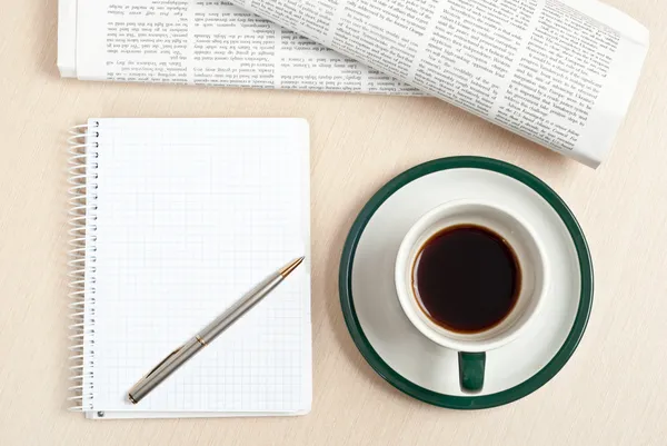 Koffie, Kladblok, pen en krant — Stockfoto