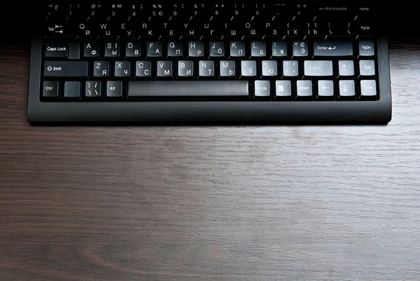 机の上の黒いキーボード — ストック写真