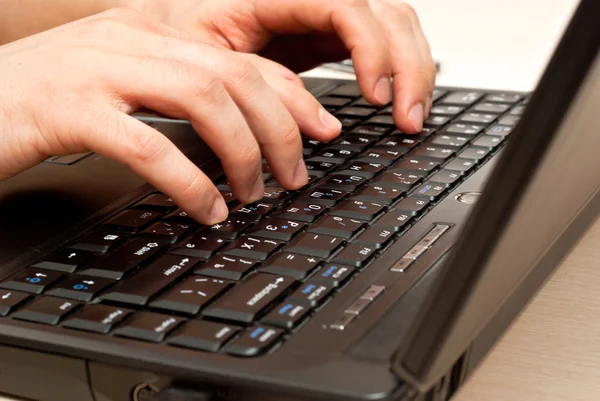 Mãos no teclado do laptop — Fotografia de Stock