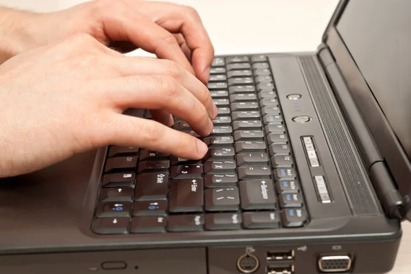 Руки на клавиатуре ноутбука — стоковое фото