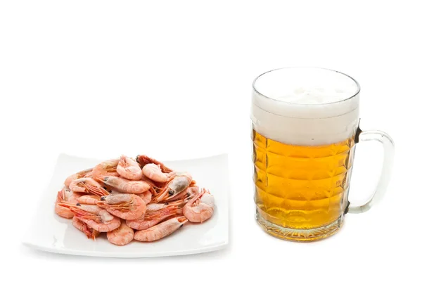 揚げたエビと新鮮なビール — ストック写真