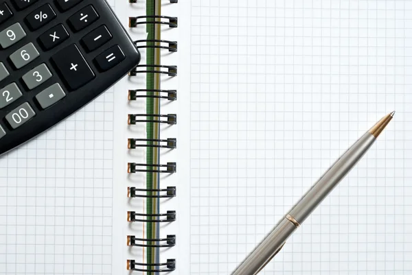 Ordinateur portable, stylo à bille et calculatrice — Photo