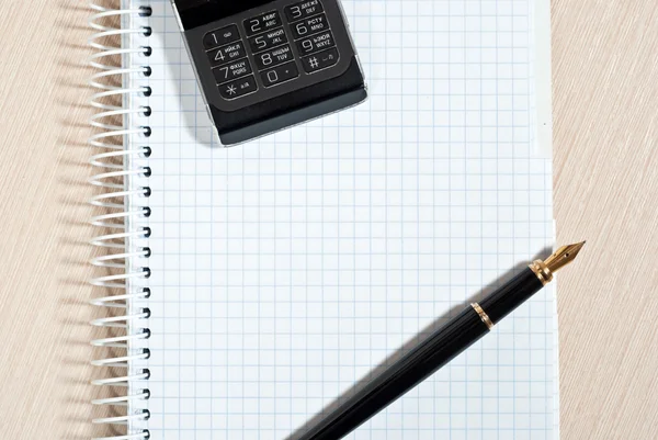 Telefon i notatnik — Zdjęcie stockowe