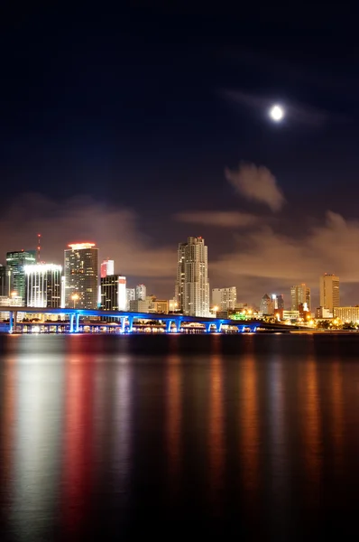 Vista noturna do horizonte de Miami — Fotografia de Stock