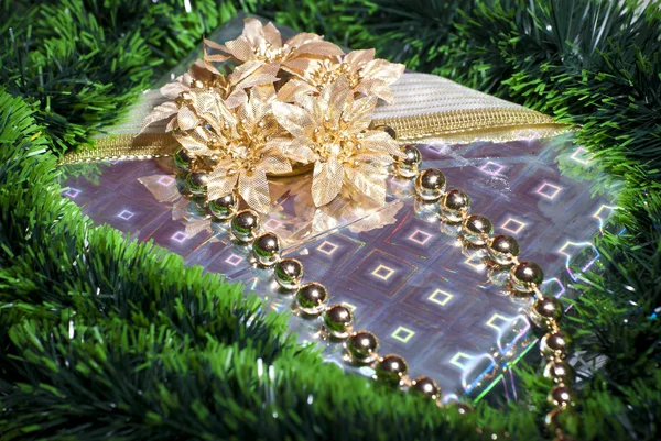 금 꽃과 리본 선물 상자 — 스톡 사진