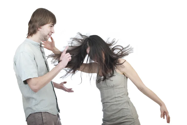 年轻夫妇吵架 愤怒和愤怒中的女孩 — 图库照片