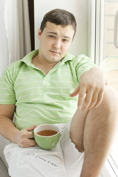 Genç adam çay içme — Stok fotoğraf