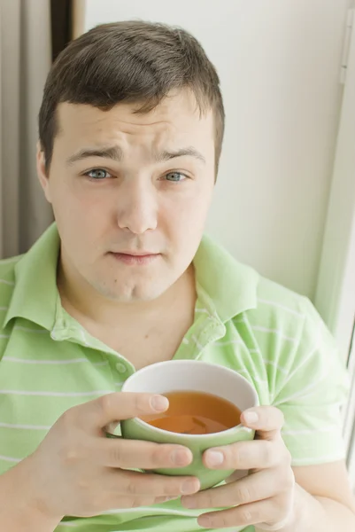 Молодой Человек Пьет Чай Подоконнике — стоковое фото