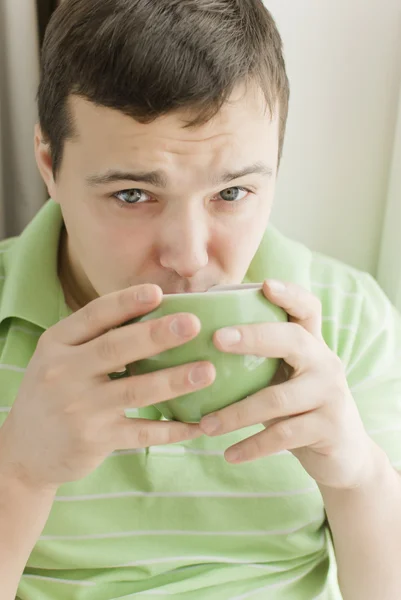 Giovane che beve tè — Foto Stock
