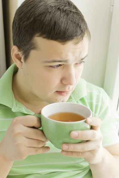Νεαρός Άνδρας Πίνοντας Τσάι Ένα Windowsill — Φωτογραφία Αρχείου