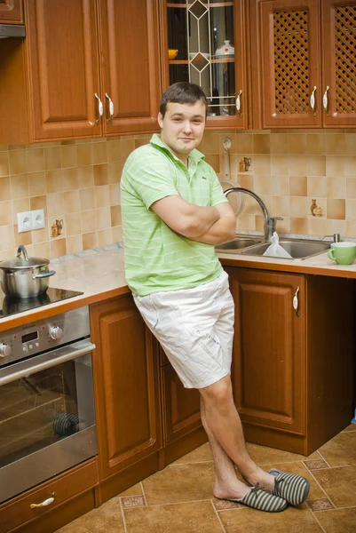Ein Junger Attraktiver Mann Lehnte Auf Dem Küchentisch — Stockfoto