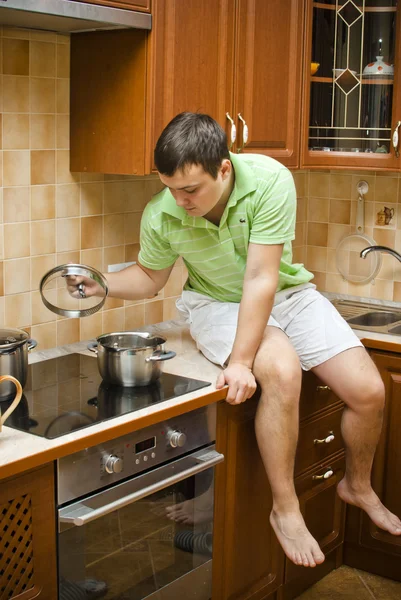 Young handsome guy in the kitchen — Stock Photo, Image