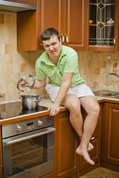 Fiatal jóképű srác, a konyhában — Stock Fotó