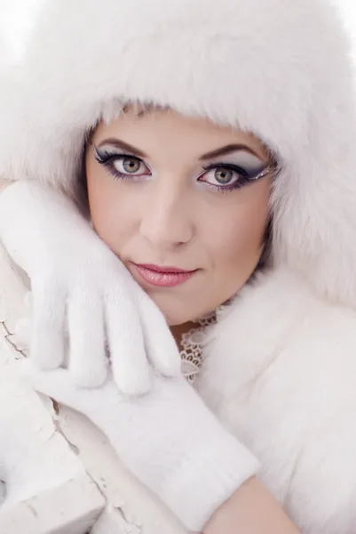 Schönes Mädchen Weißen Handschuhen Und Weißer Mütze — Stockfoto