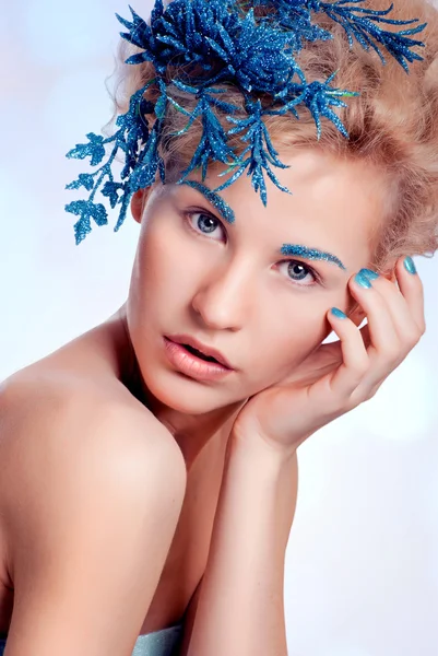 Όμορφο Χειμώνα Κορίτσι Ένα Μπλε Λουλούδι Στα Μαλλιά Της — Φωτογραφία Αρχείου