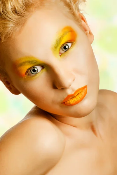 Wspaniały blondynka gospodyni w żółty rękawice lateksowe — Zdjęcie stockowe