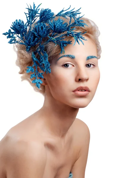 Όμορφο Χειμώνα Κορίτσι Ένα Μπλε Λουλούδι Στα Μαλλιά Της — Φωτογραφία Αρχείου