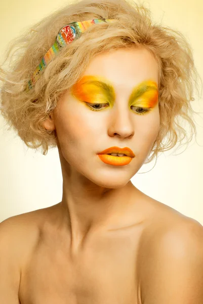 Meisje met een fancy voorjaar make-up — Stockfoto