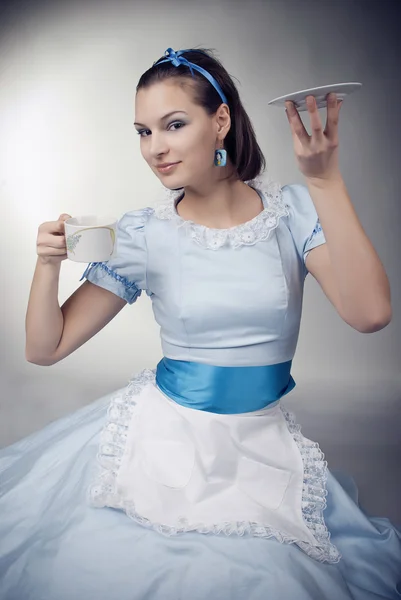 Kaunis tyttö juo teetä — kuvapankkivalokuva