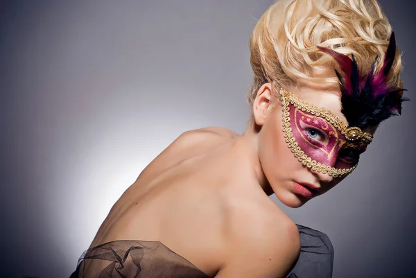 Mooie mysterieuze meisje in een Venetiaanse masker — Stockfoto