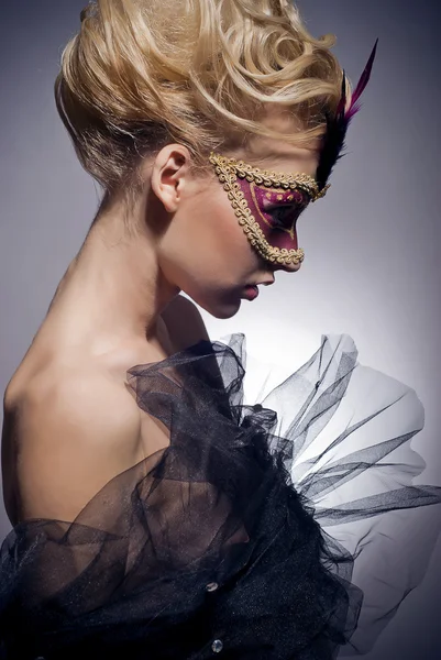 Vackra mystiska flicka i en venetiansk mask — Stockfoto