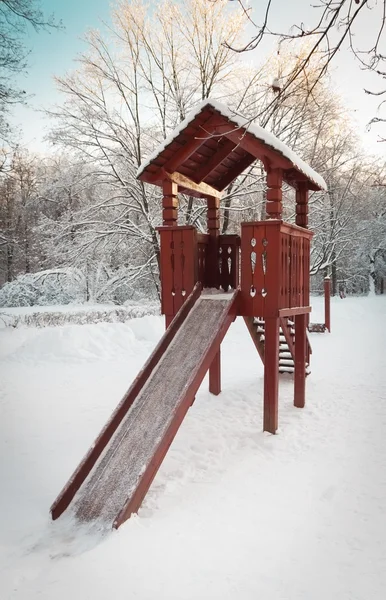 冬公園の遊び場に関する木製スライド — ストック写真