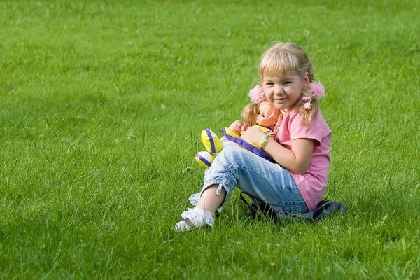 Cute dziewczynka w trawie. — Zdjęcie stockowe