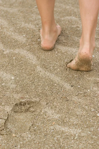 Beine im Sand. — Stockfoto